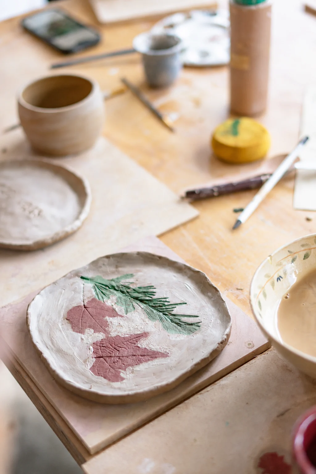 Piezas de cerámica artesanal listas en el taller de Cristina Puerta