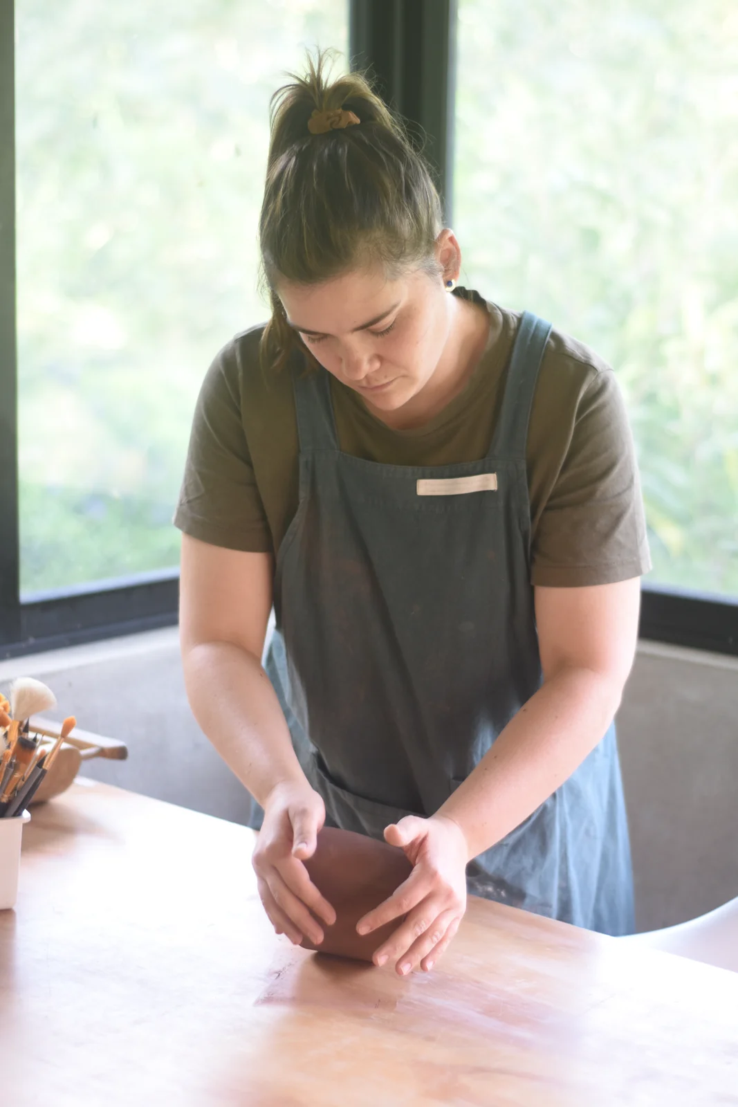 Cristina Puerta modelando arcilla en el taller de cerámica