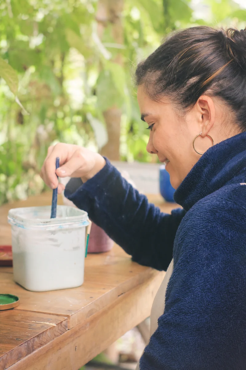 Experimentación con texturas y colores minerales en cerámica artesanal