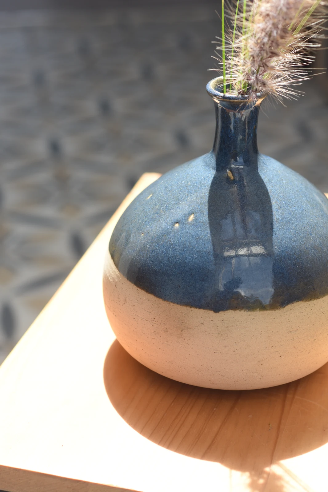 Objeto artesanal de barro diseñado para el hogar
