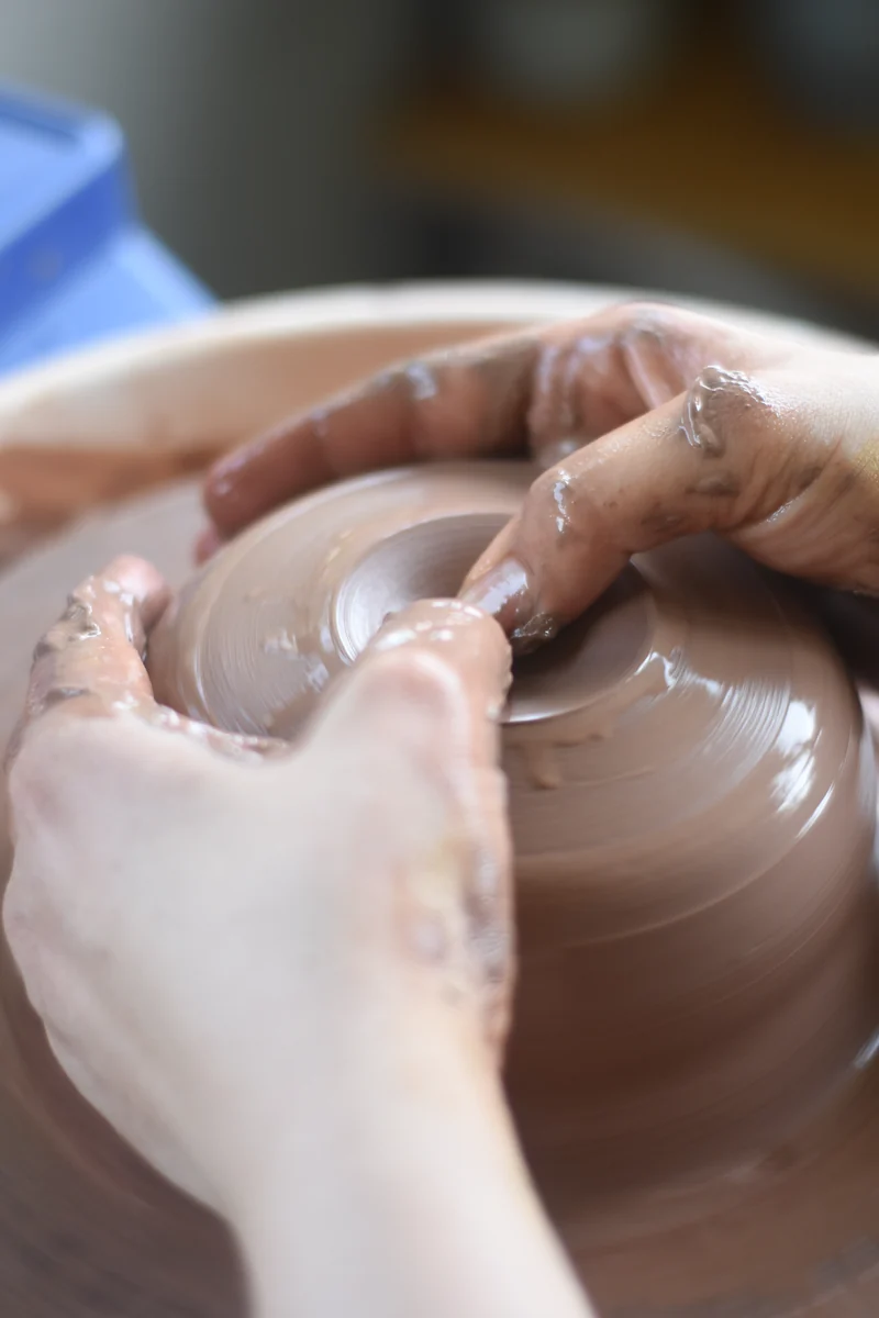 Técnica tradicional de torno en cerámica artesanal