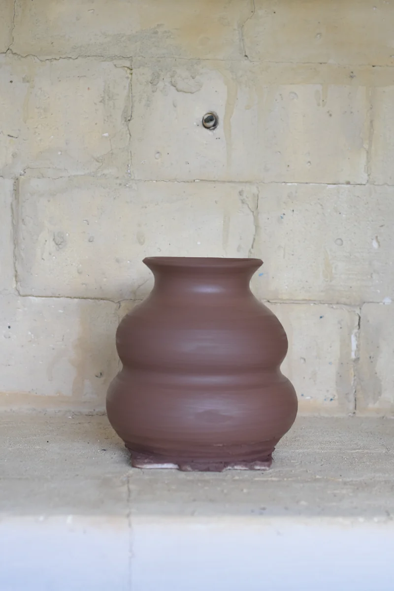 Forma escultórica de arcilla creada en torno