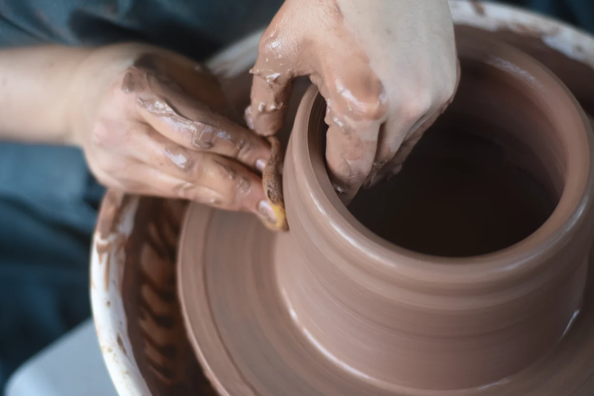 Vaso alfarero torneado a mano en el taller
