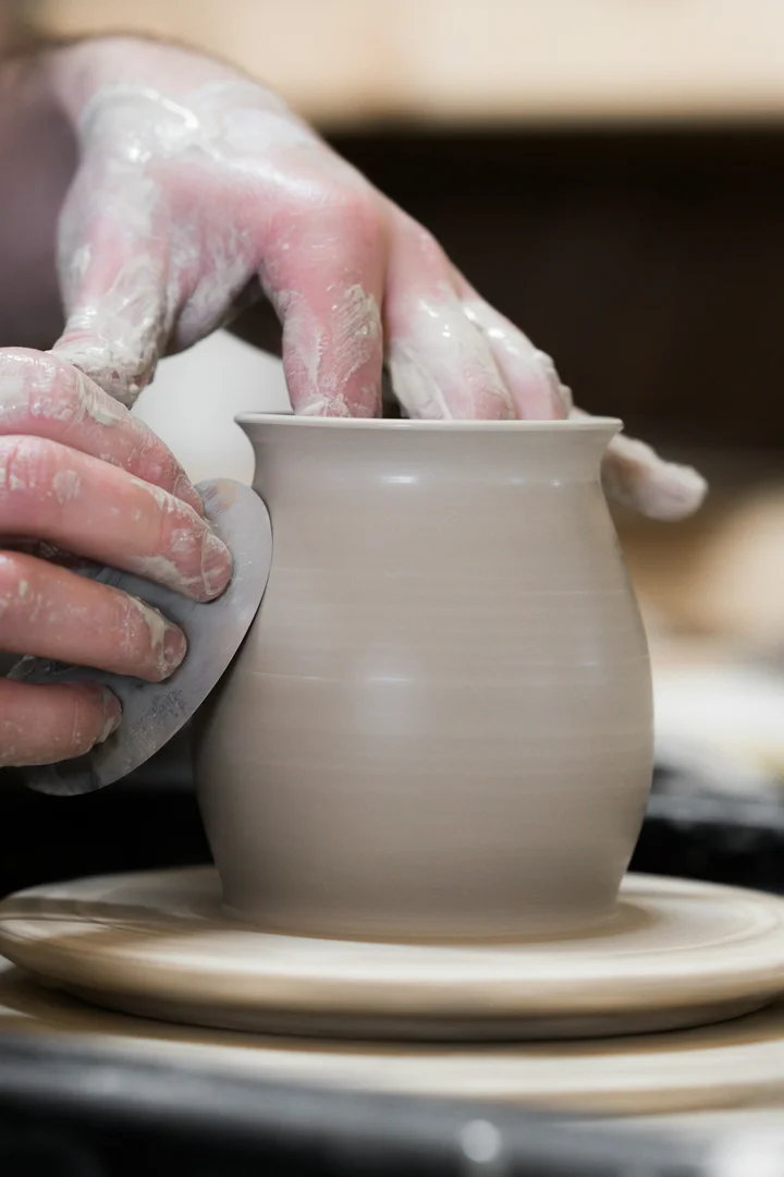 Piezas de cerámica sobre una mesa